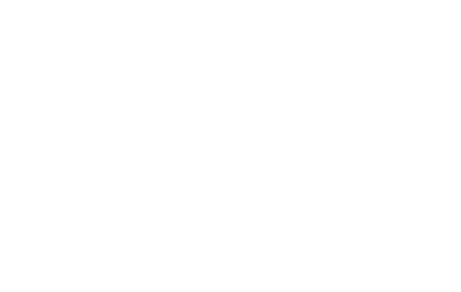 Sie ist ein schwäbischer Widder: Sparsam bei den Requisiten, herzlich beim Schauspiel, durchdringend mit der Stimme und voller Angriffslust auf das Publikum.
Schon früh entdeckte die gebürtige Stuttgarterin ihre große Leidenschaft für den Gesang und die Bühne. Angefangen im Kinderchor, sammelte sie vor allem als langjährige Sängerin einer Rock- und Ska-Band und einer Big Band der Musikschule ihrer Heimatstadt umfangreiche Bühnenerfahrung.
2003 begann sie ihr Gesangsstudium an der von Karl-Josef Görgen und seiner Frau Marietheres Görgen gegründeten Schule für Gesang in der Eifel. 
Seit 2006 singt sie in der Opernproduktion dieser Schule die Partie des Hänsel in Engelbert Humperdincks Märchenoper „Hänsel und Gretel“. Karl-Josef Görgen entdeckte ihre besondere Begabung für das Chansonfach, das er mit ihr intensiv erarbeitet. In vielen Konzerten traten die beiden in ganz Deutschland erfolgreich auf. 
Sie wirkt an zahlreichen Konzerten der Schule mit und gibt diverse Soloabende.

Henriette Küllmer studierte Schulmusik an der Hochschule für Musik in Köln mit den Instrumenten Klavier, Saxofon und Gesang und ist neben ihrer Gesangstätigkeit im Schuldienst - als Vermittlerin der musikalischen Künste - beschäftigt.